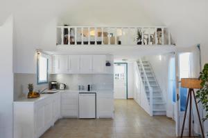 Cucina o angolo cottura di Athiri Santorini Hotel