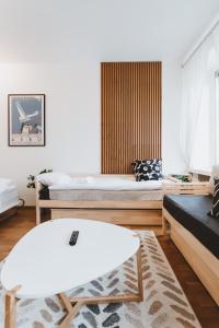 ヘルシンキにあるScandic Primo Apartments - Eerikinkatu 46m2のリビングルーム(ベッド2台、ソファ付)