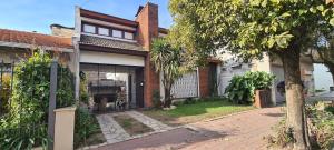 una casa de ladrillo con una puerta delante de ella en Casa 5 personas. Calle principal Cañuelas, en Cañuelas