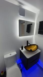 y baño con lavabo de madera y aseo. en Private Luxury By The Sea, With A Personal Gym, Hot Tub, And Free Parking!, en Hamworthy