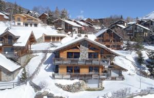 ein Blockhaus im Schnee mit Schnee in der Unterkunft Chalet Norma by Leavetown Vacations in Les Deux Alpes