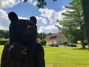 Una statua di un orso in un giardino di Jelen a HoÅ¡Å¥ka