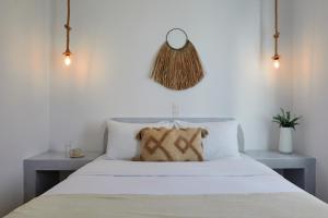 Letto o letti in una camera di Athiri Santorini Hotel