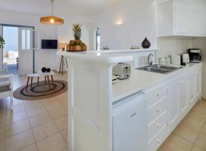 Cucina o angolo cottura di Athiri Santorini Hotel