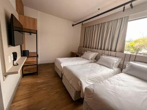 Plaza Hotel & Boulevard Convention - Vale dos Vinhedos客房内的一张或多张床位