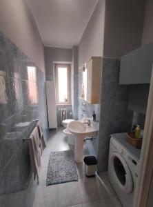 y baño con lavabo y lavadora. en La Casa di Leo - Milano Bovisa en Milán