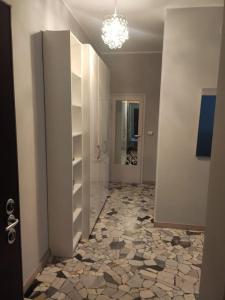 pasillo de un baño con ducha a ras de suelo en La Casa di Leo - Milano Bovisa en Milán