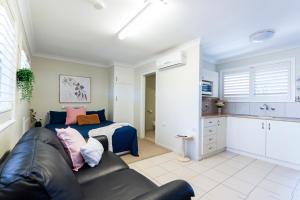 una sala de estar con un sofá y una cama en Toowoomba Hospital Apartments, en Rockville 27 fotos más