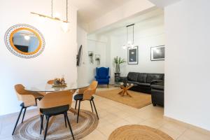 雅典的住宿－Majestic 2 Glyfada，客厅配有桌椅和沙发