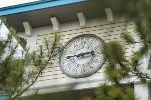 un reloj en el lateral de un edificio en Elegant, and Family-Friendly 2BR in Pine Suites en Tagaytay