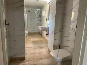 Koupelna v ubytování Little King Hotel U Malvaze