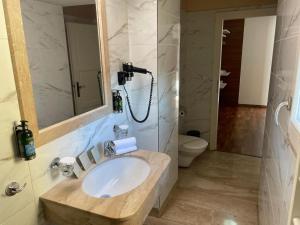 Koupelna v ubytování Little King Hotel U Malvaze
