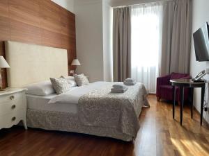Postel nebo postele na pokoji v ubytování Little King Hotel U Malvaze