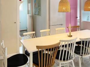 uma sala de jantar com mesa e cadeiras em Holiday home KYRKHULT em Kyrkhult