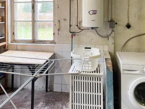 una lavanderia con lavandino e lavatrice di Holiday home KYRKHULT a Kyrkhult