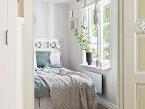een slaapkamer met een bed en een raam bij Holiday home Ödsmål II in Ödsmål
