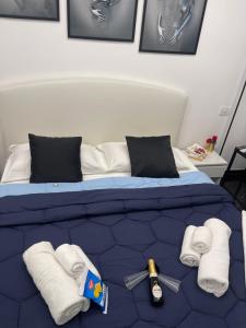 a bedroom with a bed with towels on it at Lux House Naples Airport in Naples