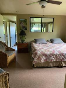 1 dormitorio con 1 cama y ventilador de techo en Hana Maui Vacation Rentals "HOME" Hana Hale, en Hana