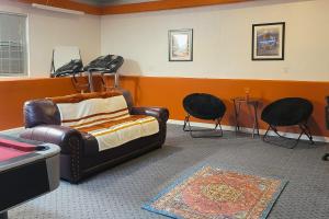 un soggiorno con divano e sedie in pelle di Hot Springs Hideaway (Downstairs Unit) a Pagosa Springs