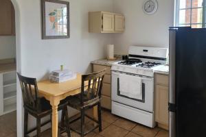 una cucina con un tavolo, un fornello e un frigorifero di Hot Springs Hideaway (Downstairs Unit) a Pagosa Springs Altre 13 foto