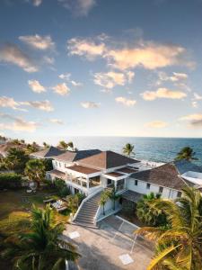 una vista aérea de una casa en la playa en 5 BR Luxurious Beachfront Villa with utmost privacy, en Les Terres Basses