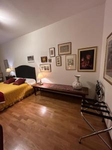 ein Schlafzimmer mit einem Bett und einem Tisch mit einer Lampe in der Unterkunft ART ROOM in Verona