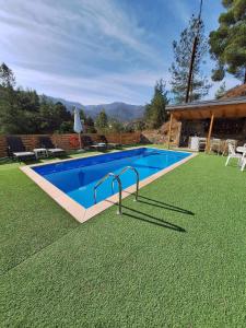 una piscina en un patio con césped verde en Marianna's House, en Galata