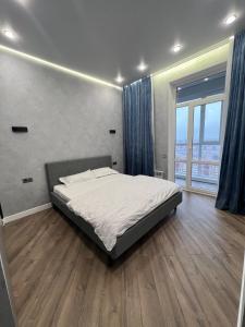 A bed or beds in a room at Апартаменты Inju City