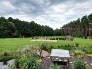 einen Park mit einer weißen Bank und einem Spielplatz in der Unterkunft Agroturystyka Wena - luksus w naturze in Zachodźko