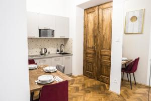 een keuken en eetkamer met een tafel en stoelen bij CracWoW K8 No.9 Apartment in Krakau