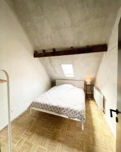 1 dormitorio con 1 cama en el ático en GiGi Home's, en Amberes