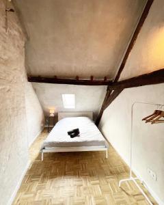 małą sypialnię z łóżkiem na poddaszu w obiekcie GiGi Home's w Antwerpii