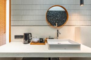 Happiness Apartments Bali Ubud في أوبود: منضدة الحمام مع الحوض والمرآة