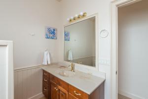 La salle de bains est pourvue d'un lavabo et d'un miroir. dans l'établissement Seascape on Harbor Island, à Oceanmarsh Subdivision