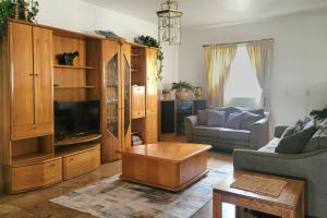 Χώρος καθιστικού στο Hot Springs Hideaway (Upstairs Unit)
