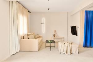 TV a/nebo společenská místnost v ubytování Skiathos Icon- Apartment 3