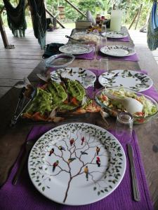 un tavolo con piatti di cibo sopra di Cabaña Leucopternis - in the middle of Amazon forest a Orito