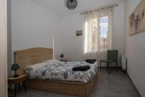 a bedroom with a bed and a window at "Air d'Antan"-Meublé de Tourisme 3 étoiles -Résidence "Les Logis de Béziers"-Garage optionnel-Cœur de ville-Plages à 16km ! in Béziers