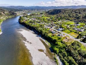 una vista aérea de una ciudad junto a un río en Brunnerton Lodge and Backpackers en Greymouth