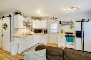 Dapur atau dapur kecil di Lakefront Sunrise Beach Home with Private Dock! +20 gambar