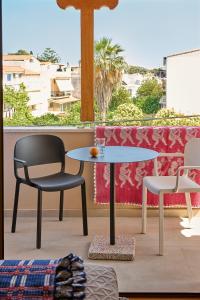 stół i krzesło oraz stół i stół w obiekcie Skiathos Icon- Apartment 3 by Mojo Stays w mieście Skiatos