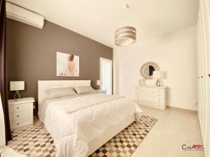 - une chambre avec un grand lit blanc dans l'établissement Principe Umberto, à Augusta