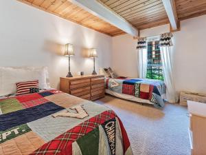 1 dormitorio con 2 camas y ventana en Perfect location walk to town and nature, en Incline Village