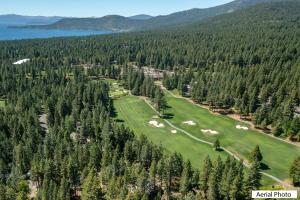 una vista aérea de un campo de golf con árboles en Perfect location walk to town and nature, en Incline Village