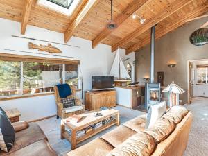 Μια τηλεόραση ή/και κέντρο ψυχαγωγίας στο Fantastic Lakeview house with large decks!