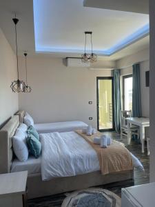 1 dormitorio con 1 cama grande, mesa y escritorio en Vila Isi en Korçë