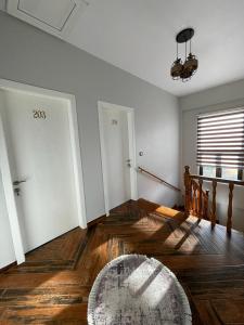 una sala de estar vacía con una alfombra en el suelo en Vila Isi en Korçë
