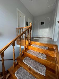 eine Treppe mit Holztreppen in einem Haus in der Unterkunft Vila Isi in Korçë