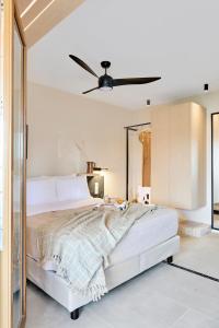 sypialnia z łóżkiem i wentylatorem sufitowym w obiekcie Skiathos Icon- Apartment 3 by Mojo Stays w mieście Skiatos