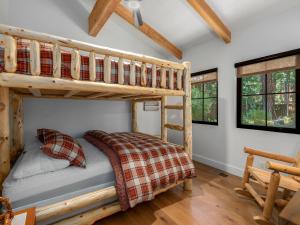 a bedroom with two bunk beds in a cabin at Modern Millcreek Home in Incline Village